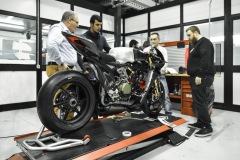 La-Ducati-Panigale-R-prende